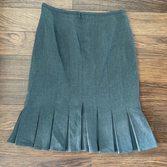 Stretch fit and flare work wear skirt - Picture 3 of 4